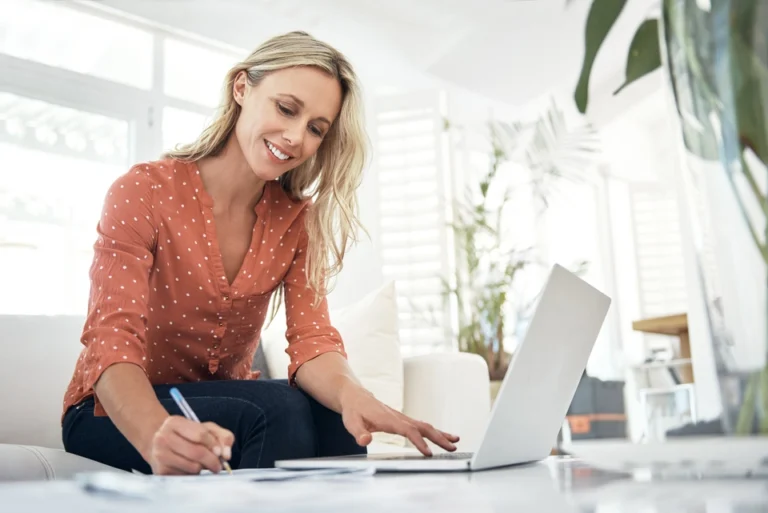 Über uns Frau mit Laptop